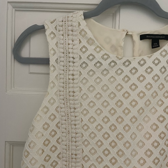 Banana Republic Eyelet Embroidered Ivory White Peplum Front Sleeveless top - Picture 3 of 5